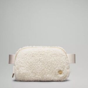 Lululemon Everywhere belt bag Fleece